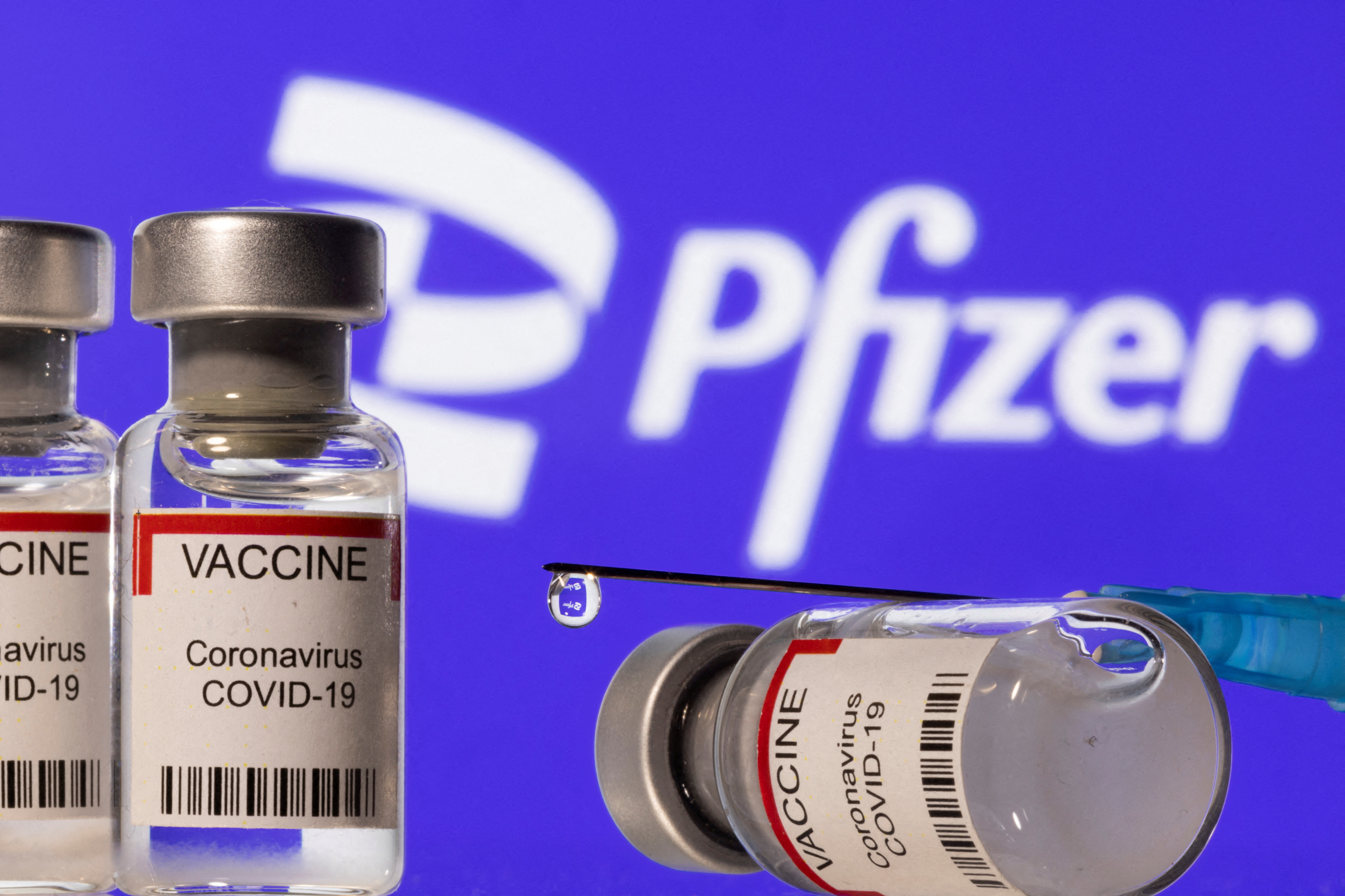 Covid-19: le vaccin Pfizer protège à 70% des cas graves d'Omicron